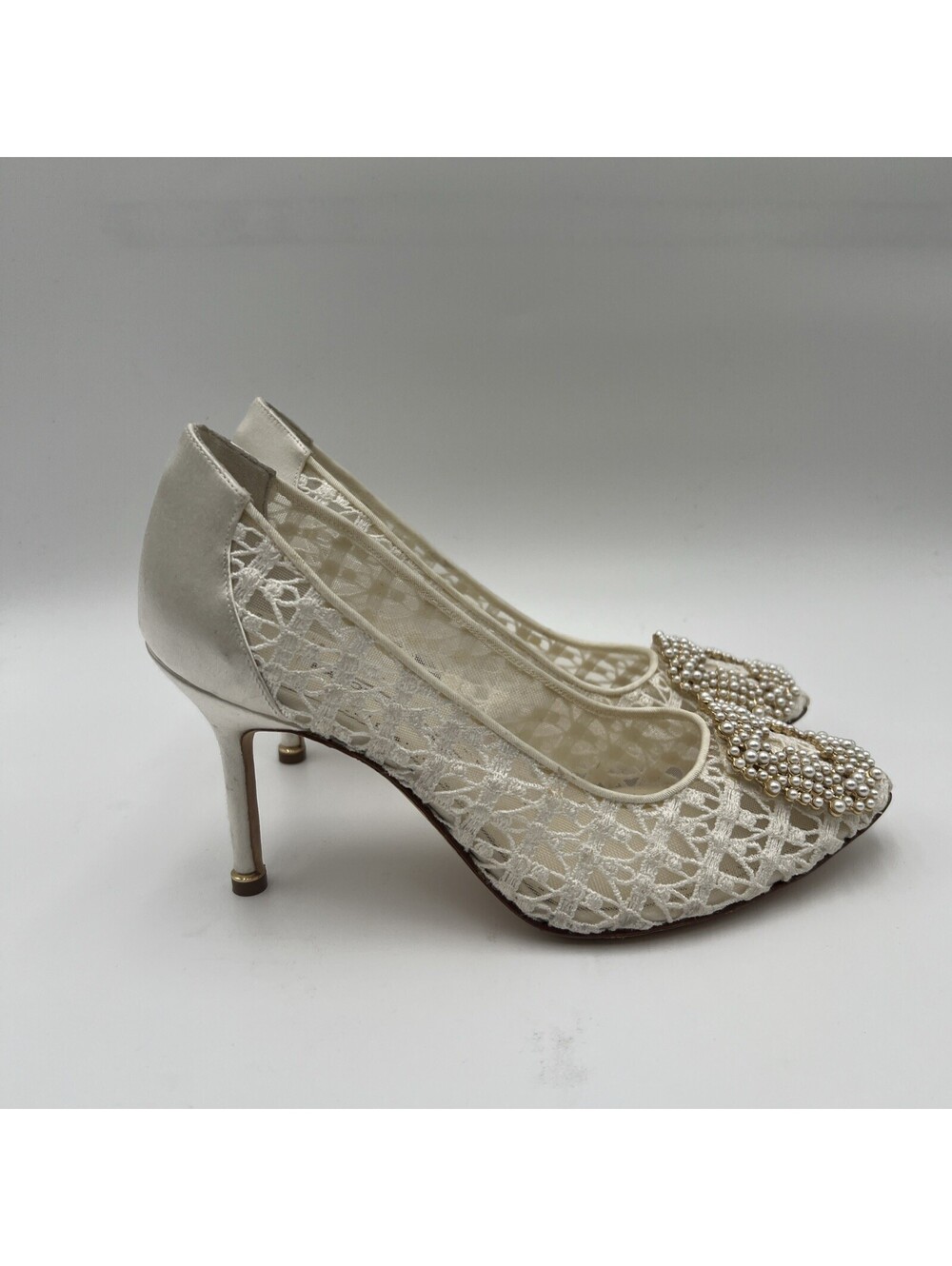 Manolo Blahnik Hangisi White Lace Jewel Buckle Pumps White Size 37